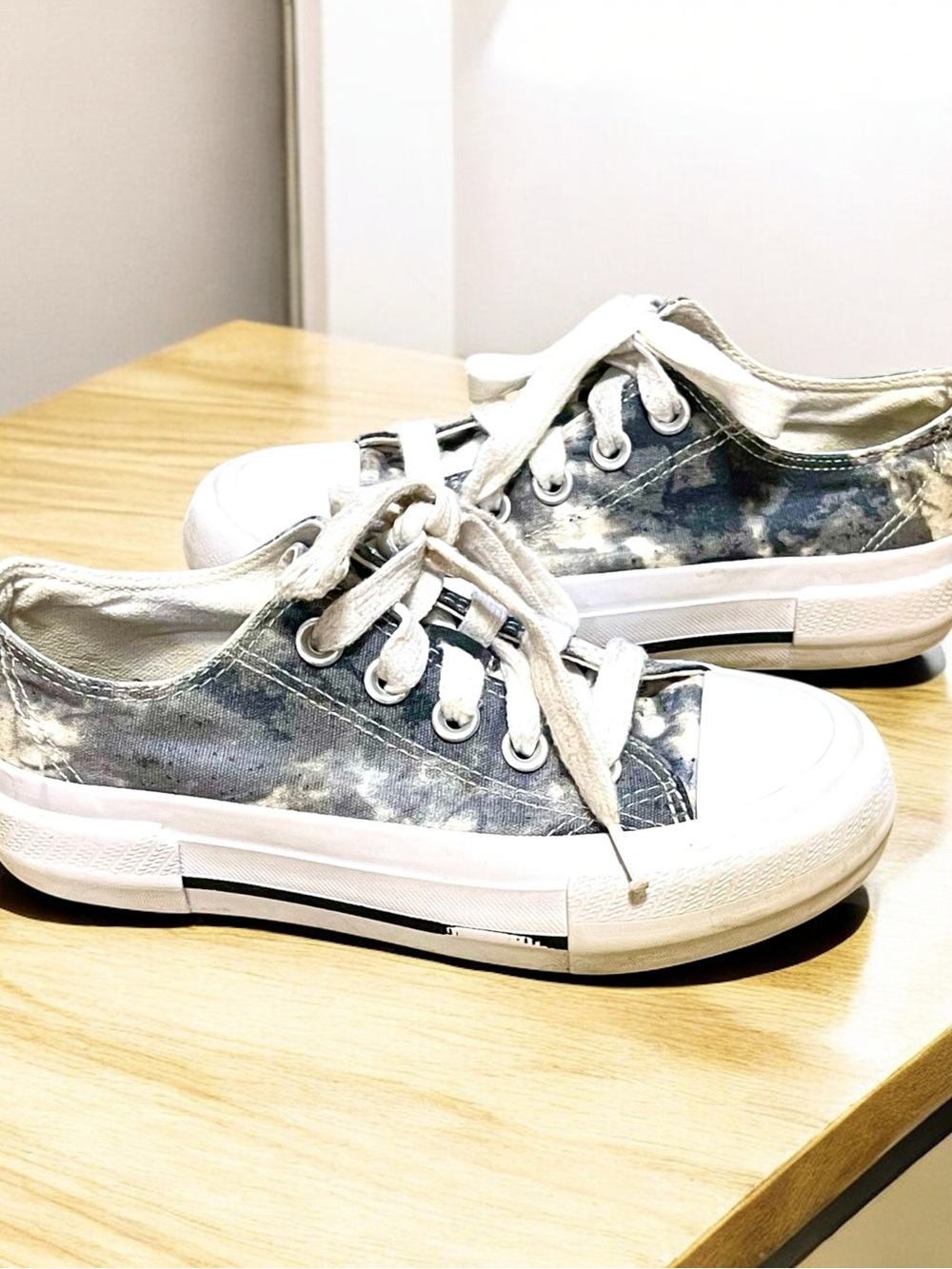 Girls size 1 blue tie dye low top sneakers
